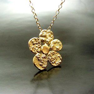Gold necklace. Pendant Flower-shaped.
